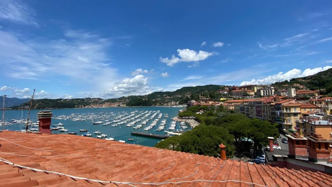 Square Views Apartment Lerici